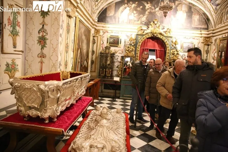 Foto 3 - Santa Teresa de Jes&uacute;s: su urna de plata, obra maestra del siglo XVIII, en veneraci&oacute;n p&uacute;blica