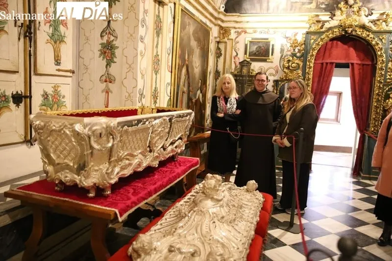 Foto 2 - Santa Teresa de Jes&uacute;s: su urna de plata, obra maestra del siglo XVIII, en veneraci&oacute;n p&uacute;blica