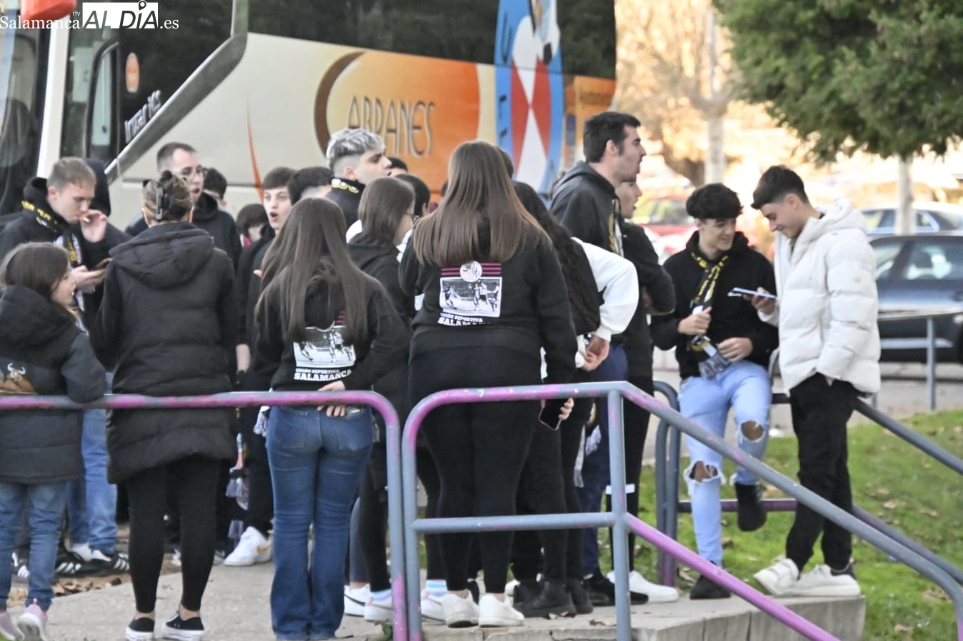 (FOTOS) | Aficionados del Salamanca UDS se trasladan del Fondo Sur a la puerta de vestuarios ¡en el descanso del Salamanca UDS - Llanera!