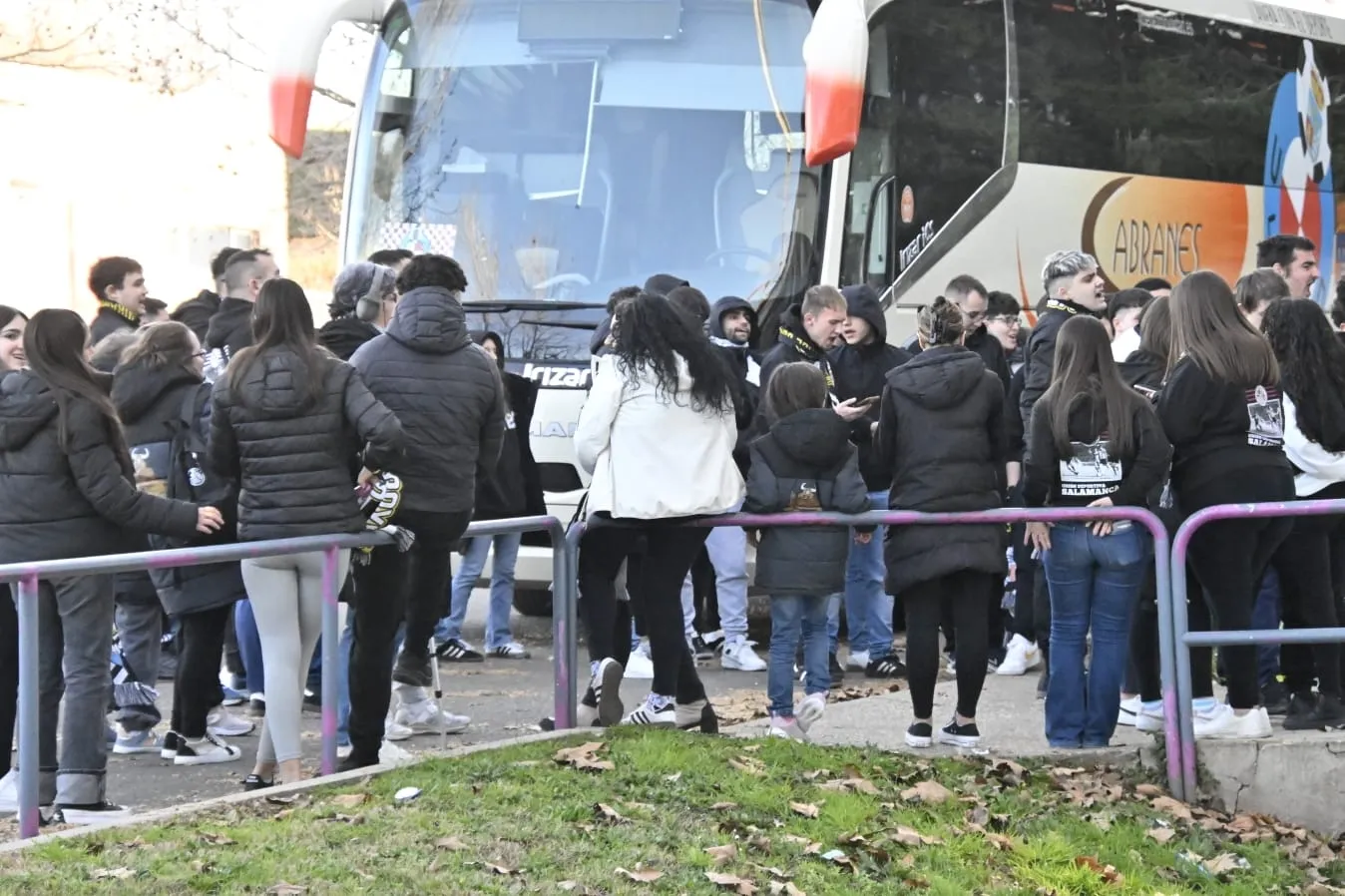Foto 6 - Aficionados del Salamanca UDS se trasladan del Fondo Sur a la puerta de vestuarios &iexcl;en el descanso del Salamanca UDS - Llanera! (FOTOS)