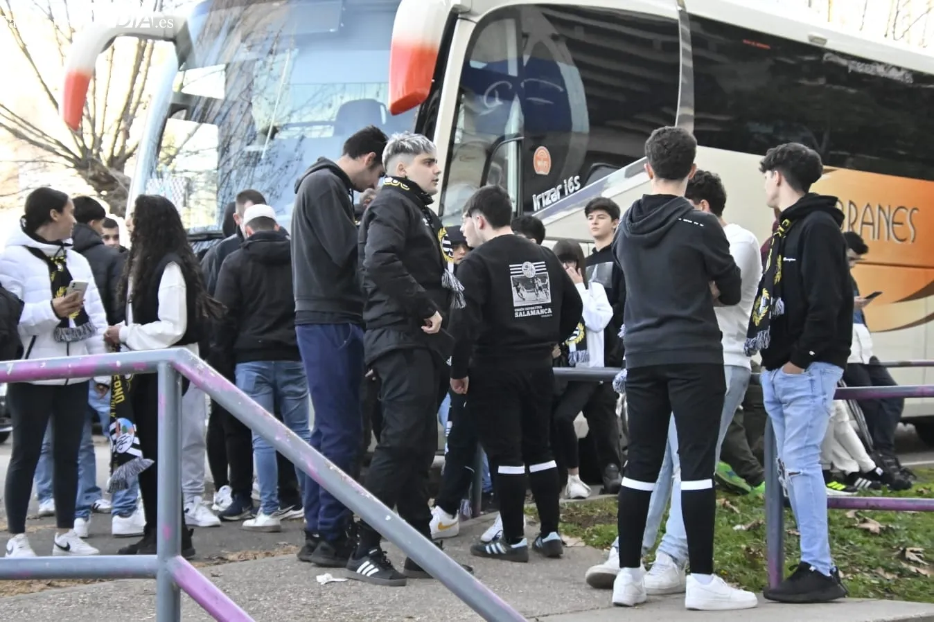Foto 2 - Aficionados del Salamanca UDS se trasladan del Fondo Sur a la puerta de vestuarios &iexcl;en el descanso del Salamanca UDS - Llanera! (FOTOS)