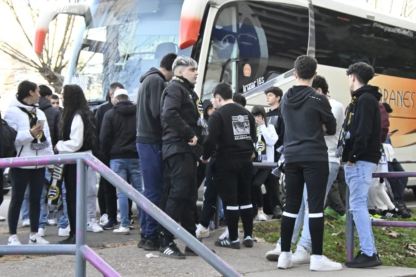 Foto 5 - Aficionados del Salamanca UDS se trasladan del Fondo Sur a la puerta de vestuarios &iexcl;en el descanso del Salamanca UDS - Llanera! (FOTOS)