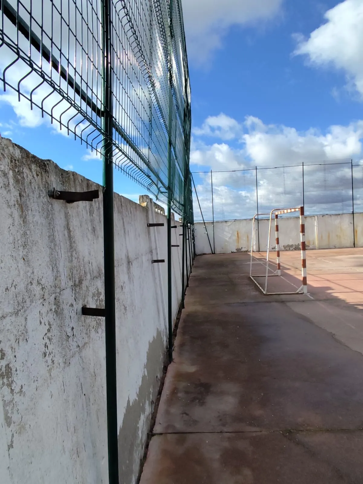 Foto 3 - Pe&ntilde;aranda en Com&uacute;n califica de &ldquo;deplorable&rdquo; la actuaci&oacute;n del equipo de gobierno y el estado de la valla del polideportivo
