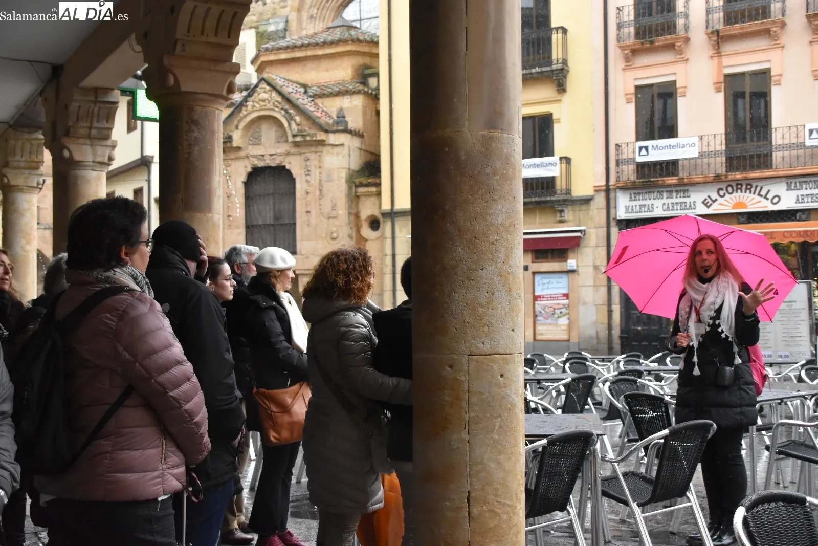 Beatriz Jorge en una de las visitas guiadas en Salamanca | Fotos: Toni Sánchez