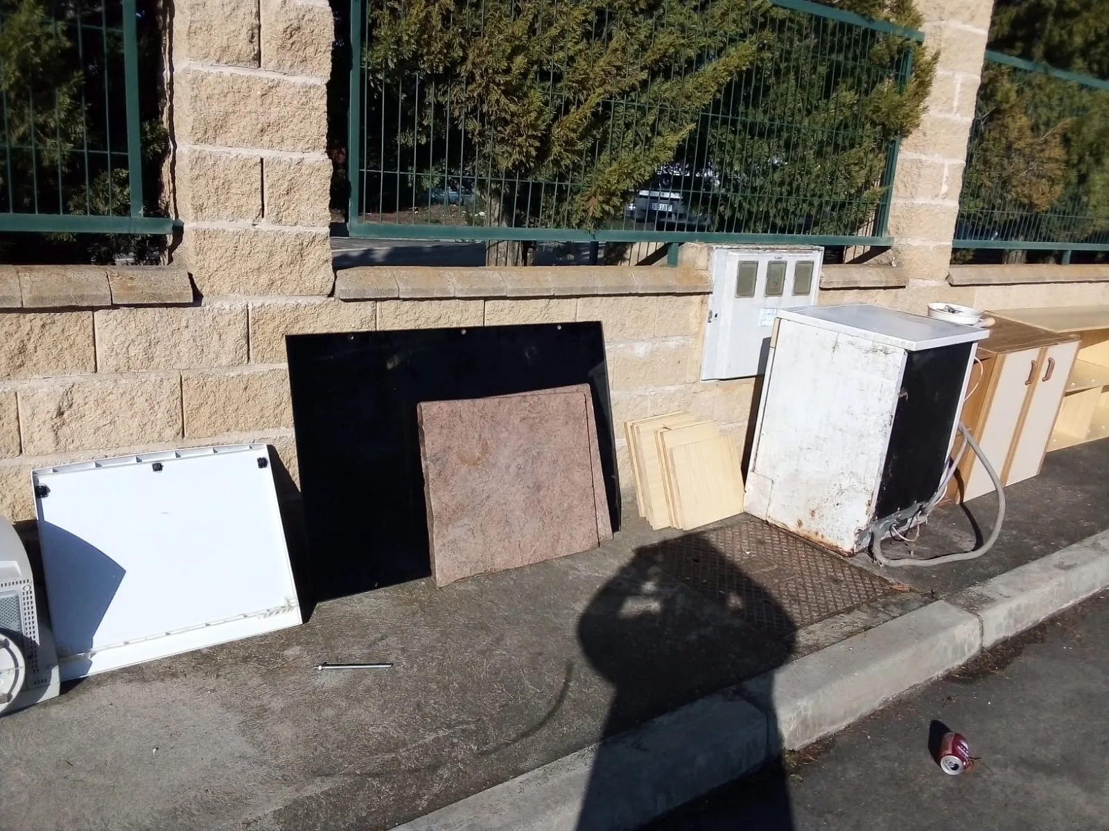 Foto 3 - Nuevas medidas municipales tras un nuevo abandono de residuos a las puertas del Punto Limpio 