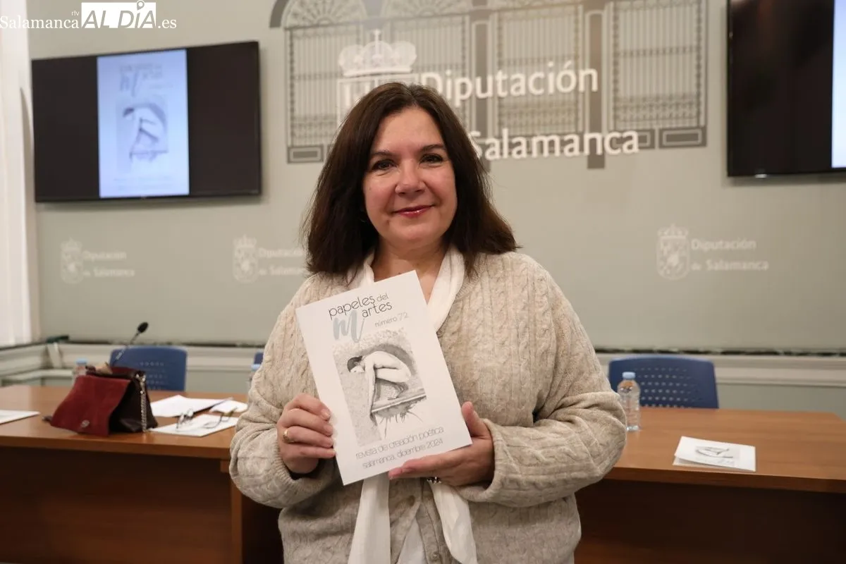 Carmen Borrego, ilustradora, en la presentación del número 72 de la revista de poesía 'Papeles del Martes'. Foto de David Sañudo