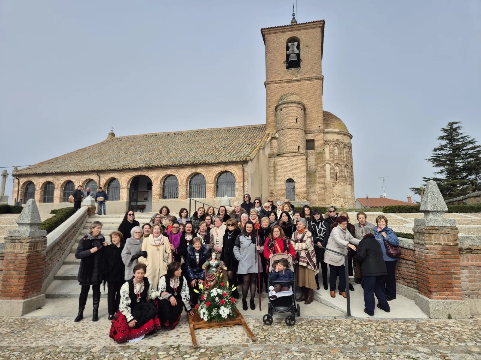 Foto 2 - Las mujeres de Aldeaseca llenan las calles de ambiente y tradici&oacute;n para festejar a Santa &Aacute;gueda