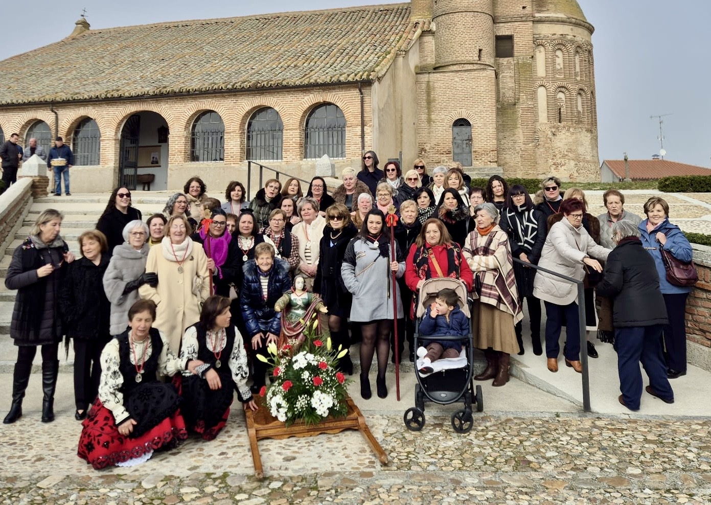 Las mujeres de Aldeaseca llenan las calles de ambiente y tradición para festejar a Santa Águeda
