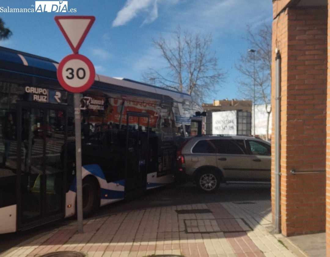 Colisión entre un bus urbano y un coche en Jesús Arambarri