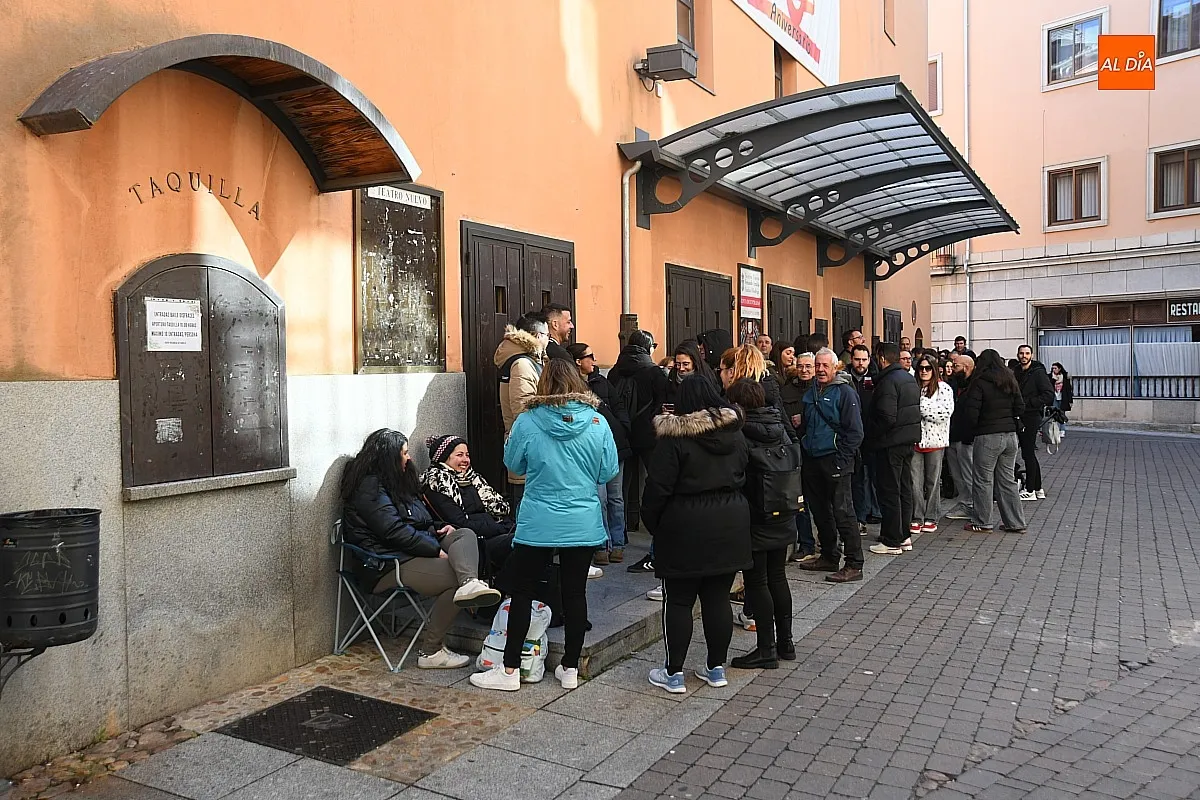 Foto 2 - Furor por el baile de disfraces con hasta 7 horas haciendo cola para comprar las entradas
