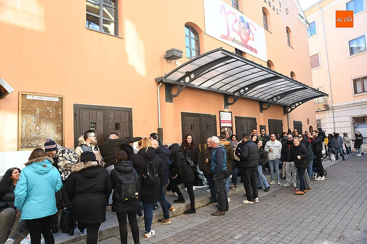 Foto 3 - Furor por el baile de disfraces con hasta 7 horas haciendo cola para comprar las entradas