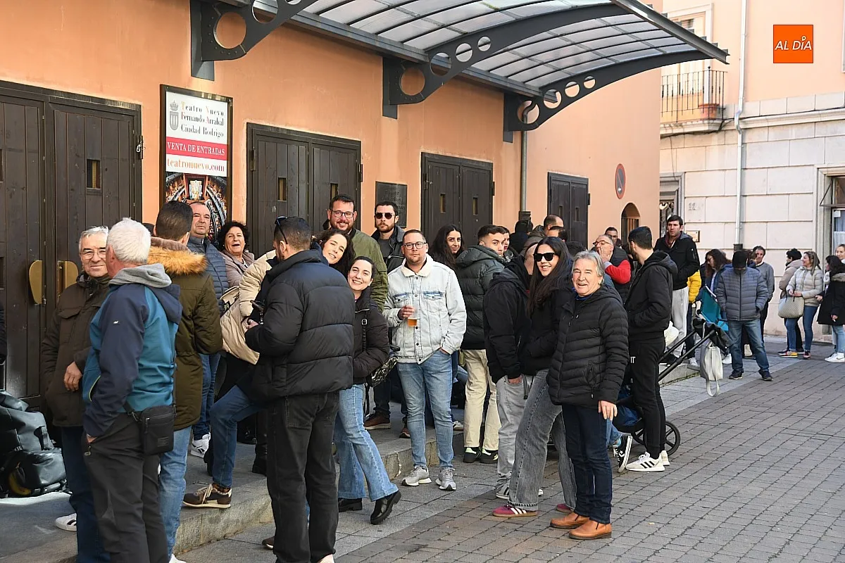 Foto 4 - Furor por el baile de disfraces con hasta 7 horas haciendo cola para comprar las entradas