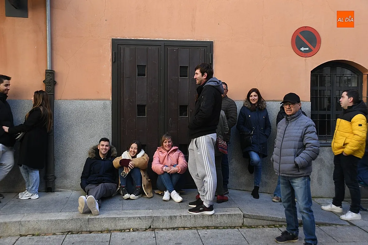 Foto 6 - Furor por el baile de disfraces con hasta 7 horas haciendo cola para comprar las entradas