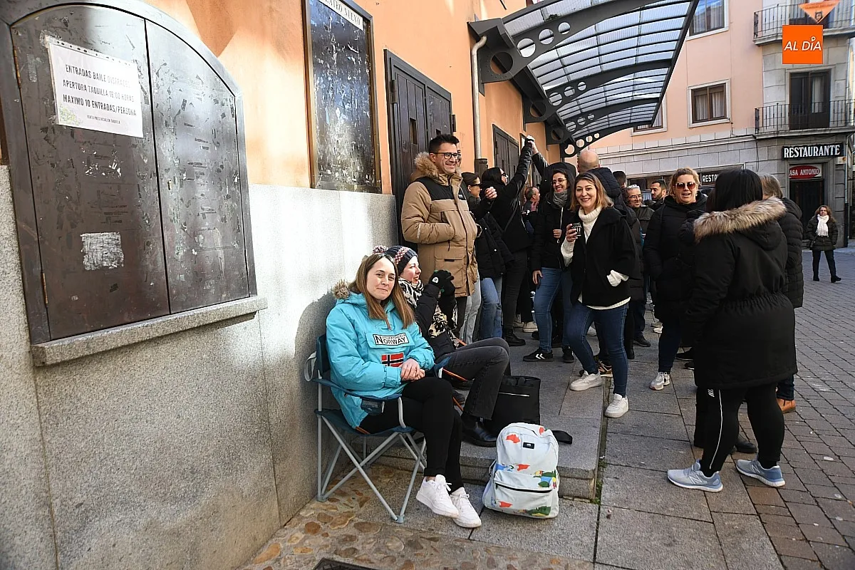 Foto 8 - Furor por el baile de disfraces con hasta 7 horas haciendo cola para comprar las entradas