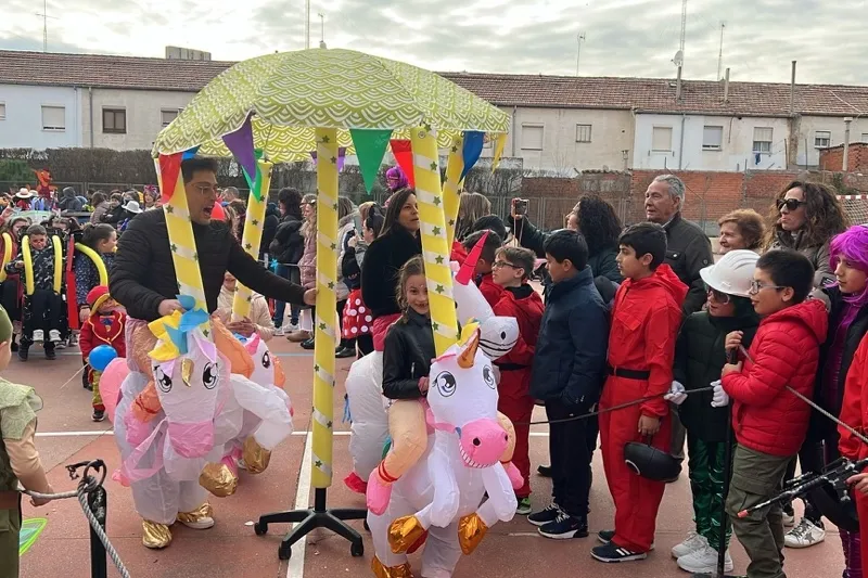 Foto 3 - Multitudinaria y sorprendente fiesta de carnaval en el colegio La Encarnaci&oacute;n