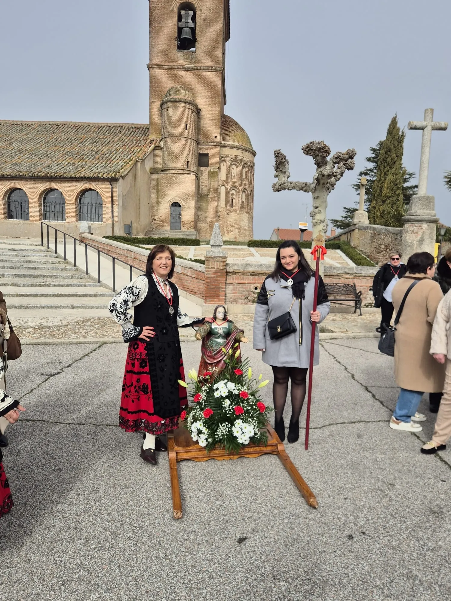 Foto 4 - Las mujeres de Aldeaseca llenan las calles de ambiente y tradici&oacute;n para festejar a Santa &Aacute;gueda