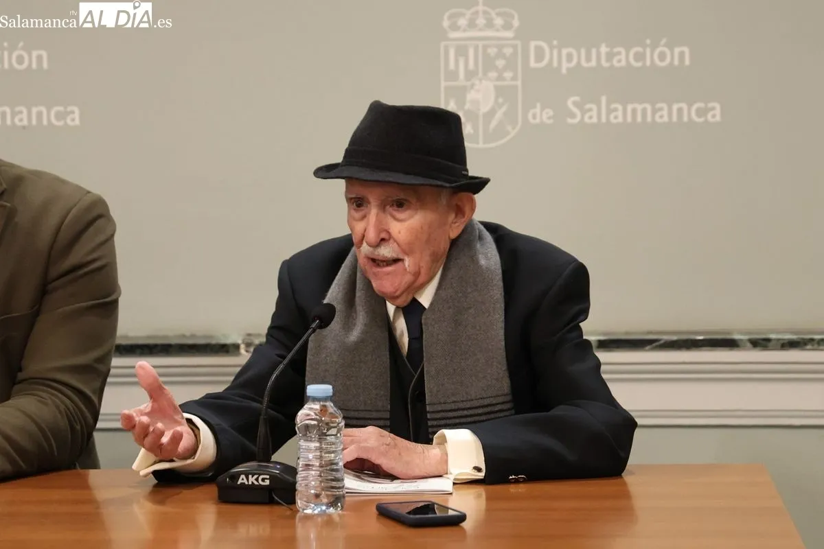 Luis Frayle, director de la Tertulia Papeles del Martes, en la presentación del número 72 de la revista de poesía 'Papeles del Martes'. Foto de David Sañudo