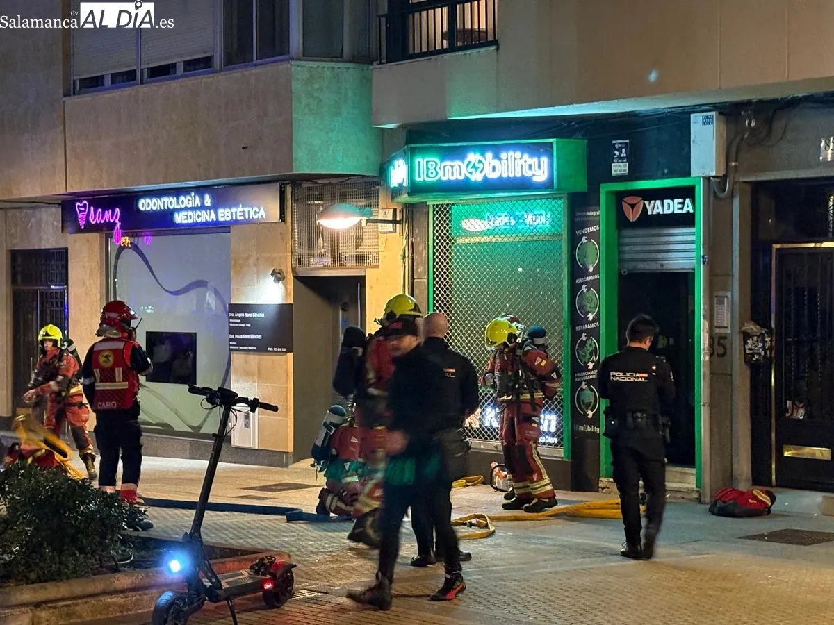 Bomberos y Policía trabajan en el incendio de una tienda de patinetes eléctricos en el Paseo de Carmelitas de Salamanca. Fotos: Miguel González