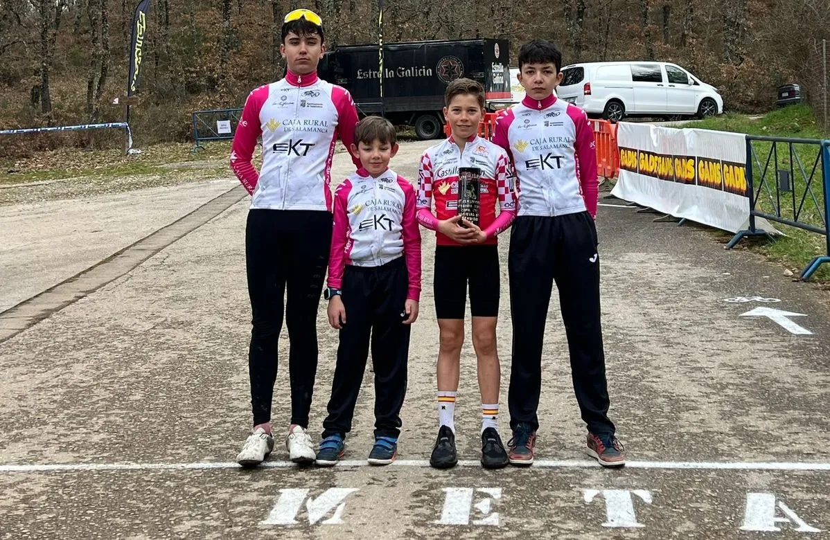Enzo García, en el medio, con sus compañero del Caja Rural de Salamanca – Ekiparte (EKT) 