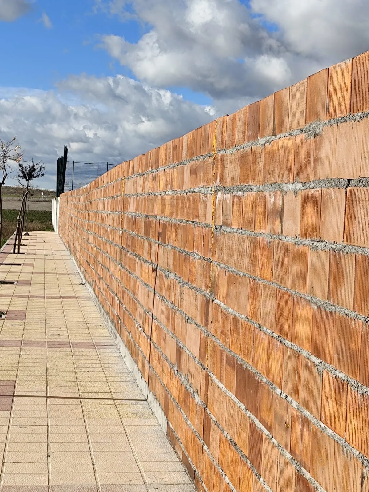 Foto 6 - Pe&ntilde;aranda en Com&uacute;n califica de &ldquo;deplorable&rdquo; la actuaci&oacute;n del equipo de gobierno y el estado de la valla del polideportivo