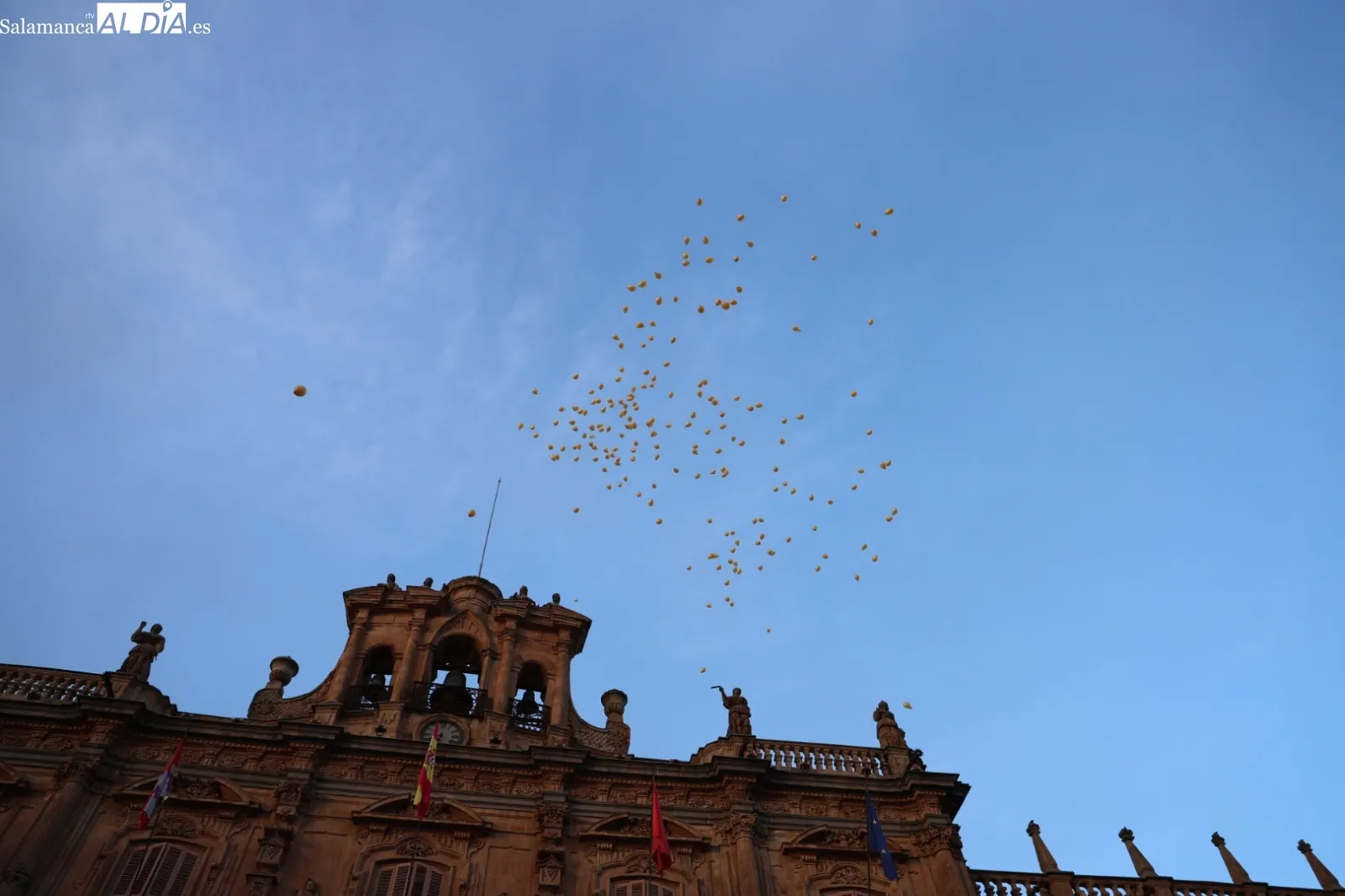 Suelta de globos en la Plaza Mayor de Salamanca | Fotos: David Sañudo