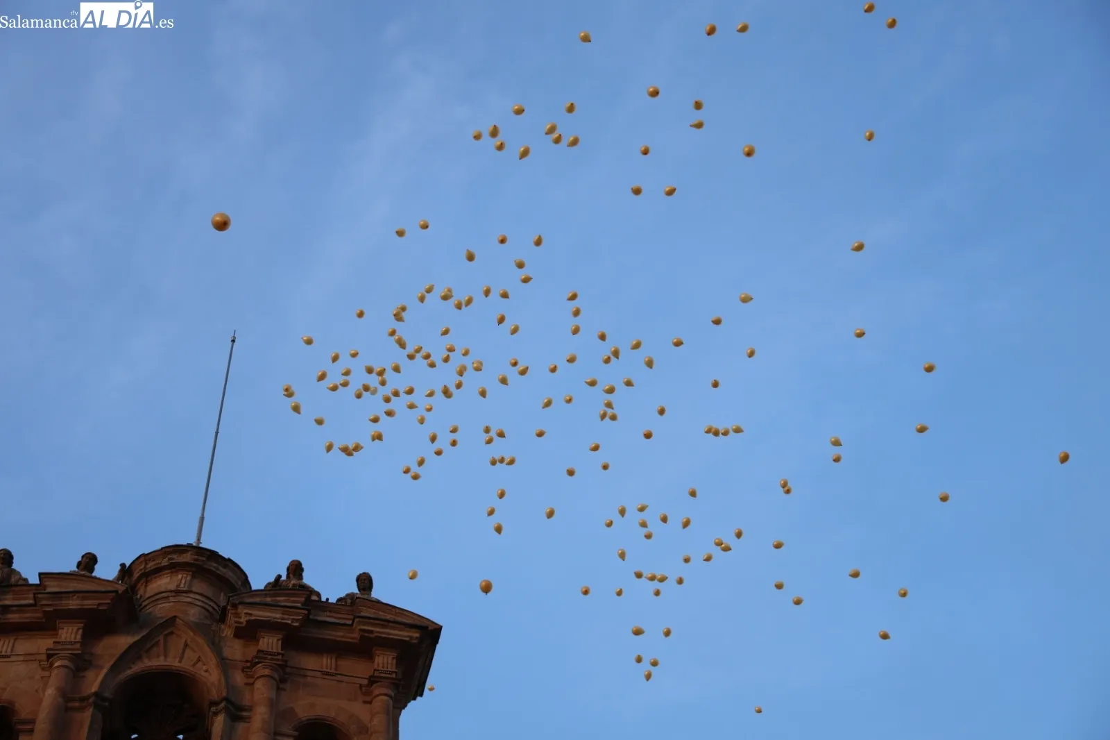 Suelta de globos en la Plaza Mayor de Salamanca | Fotos: David Sañudo