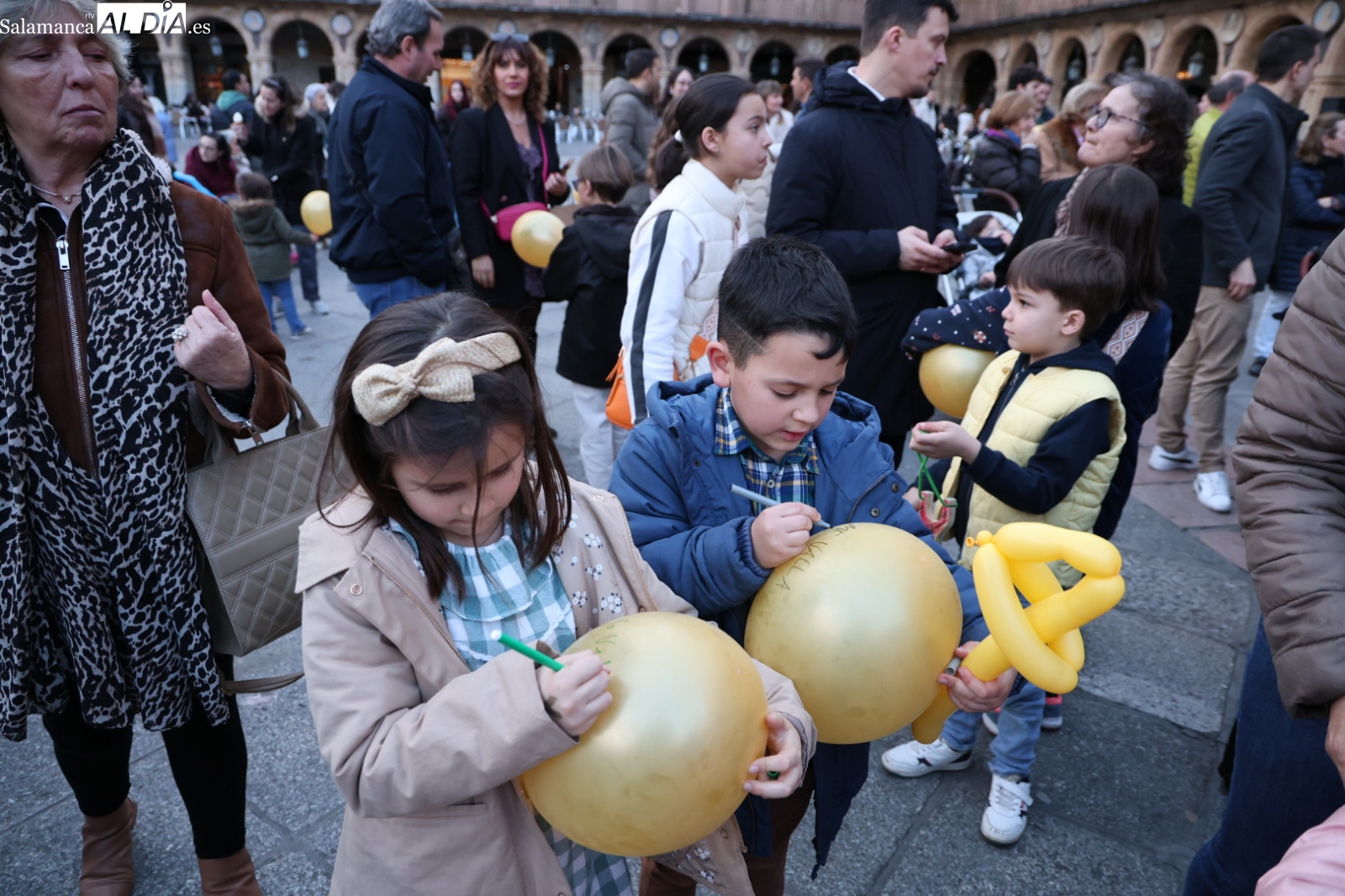 Emotiva suelta de globos en apoyo a la lucha contra el cáncer infantil en Salamanca (FOTOS y VÍDEO)