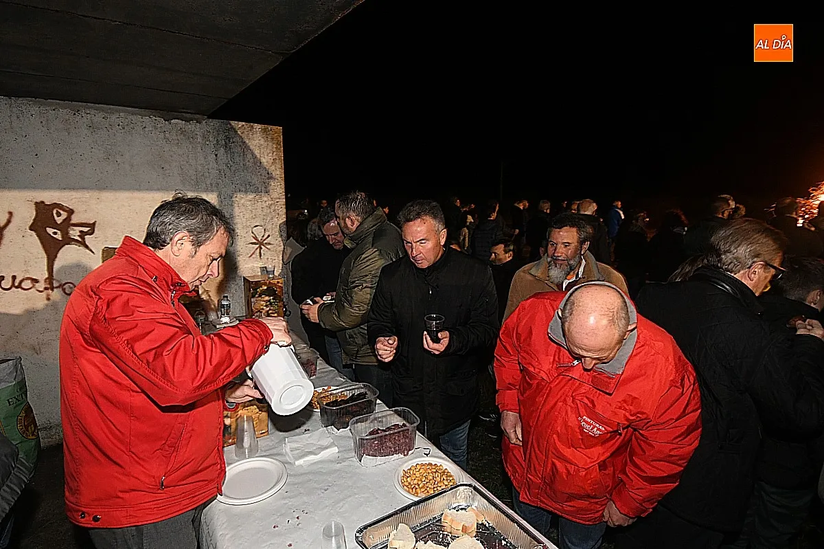 Momento de la hoguera de San Blas de 2025/ Fotos: Adrián M.Pastor