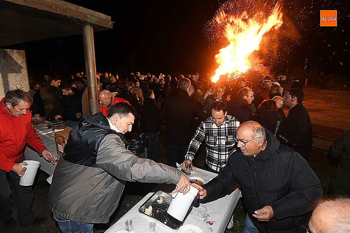  hoguera de San Blas calienta a los mirobrigenses que ya respiran el aroma del Carnaval