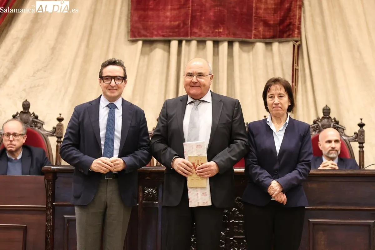 Homenaje de la USAL en el Paraninfo a docentes e investigadores jubilados. Foto de David Sañudo