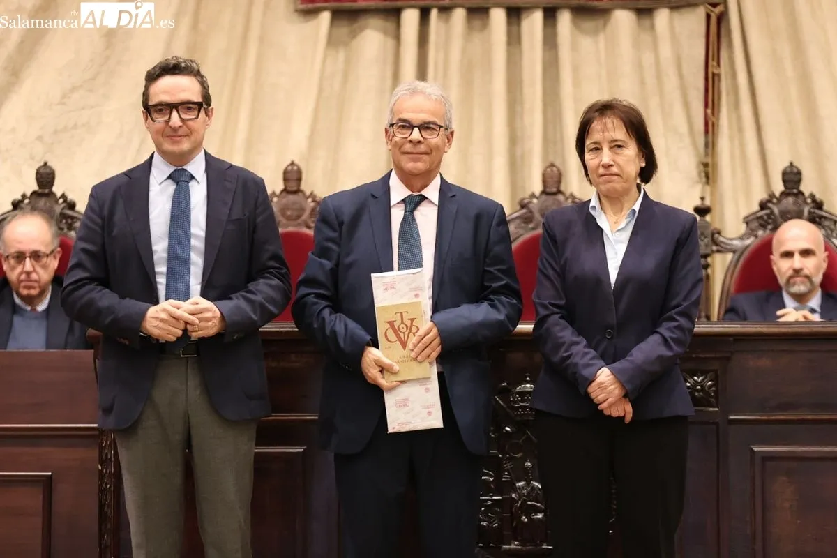 Homenaje de la USAL en el Paraninfo a docentes e investigadores jubilados. Foto de David Sañudo