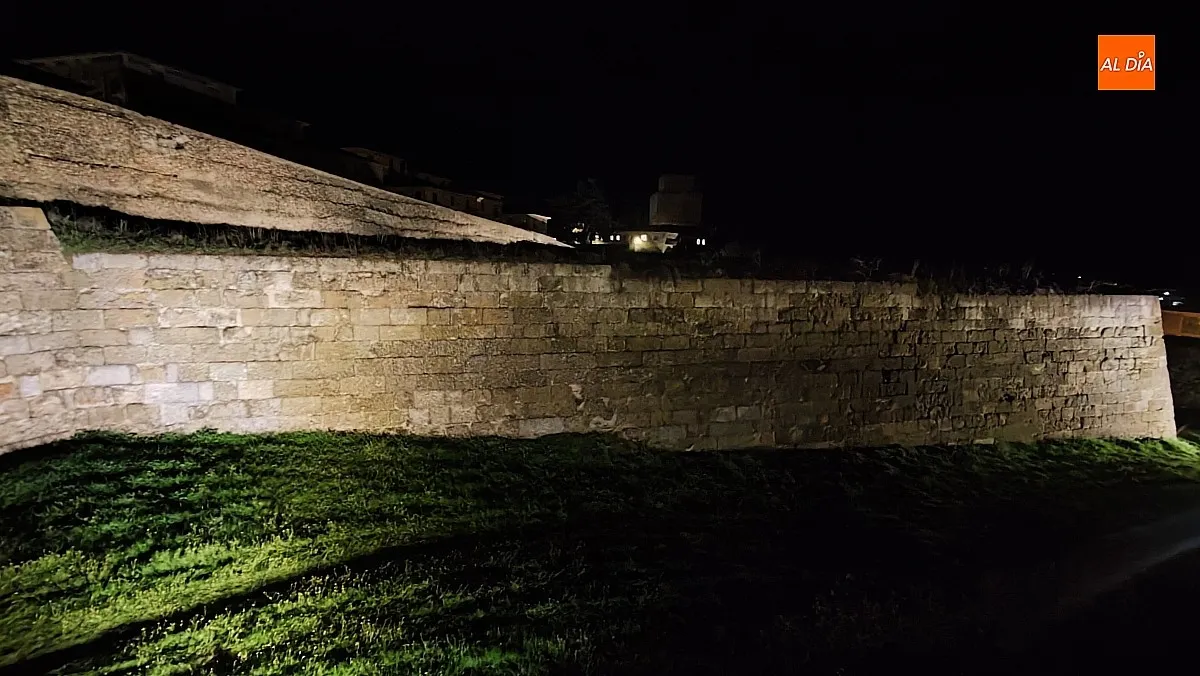 Foto 6 - El tramo entre las Puertas de Amayuelas y de La Colada empieza a lucir su nueva iluminaci&oacute;n art&iacute;stica