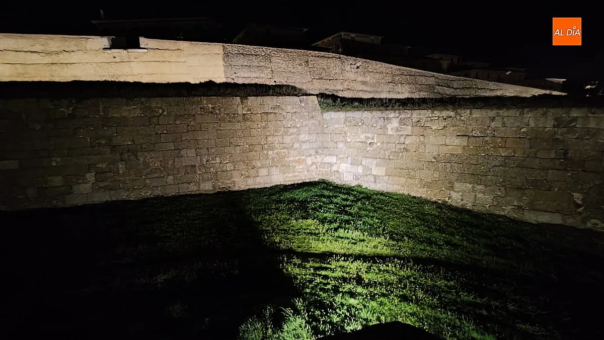 Foto 7 - El tramo entre las Puertas de Amayuelas y de La Colada empieza a lucir su nueva iluminaci&oacute;n art&iacute;stica