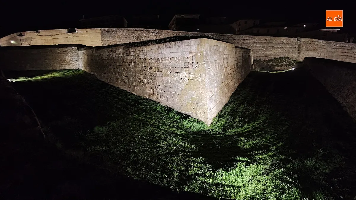 Foto 8 - El tramo entre las Puertas de Amayuelas y de La Colada empieza a lucir su nueva iluminaci&oacute;n art&iacute;stica