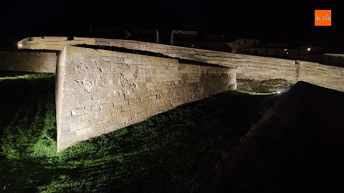 Foto 10 - El tramo entre las Puertas de Amayuelas y de La Colada empieza a lucir su nueva iluminaci&oacute;n art&iacute;stica