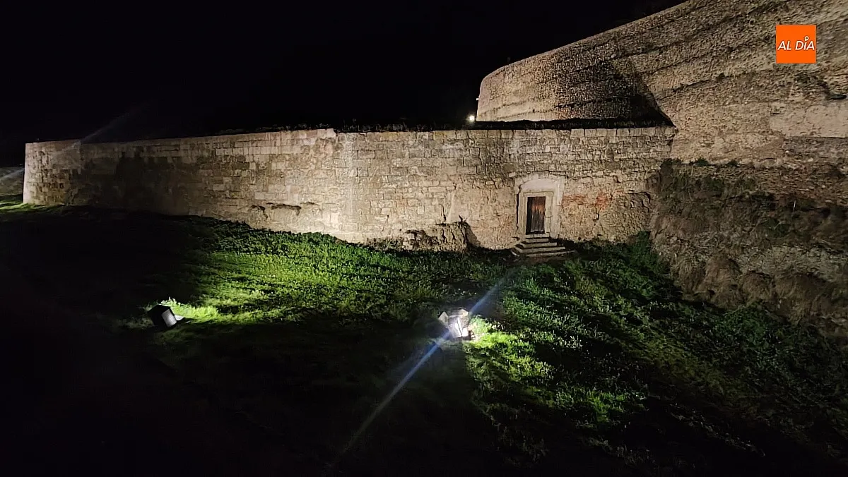 Foto 11 - El tramo entre las Puertas de Amayuelas y de La Colada empieza a lucir su nueva iluminaci&oacute;n art&iacute;stica