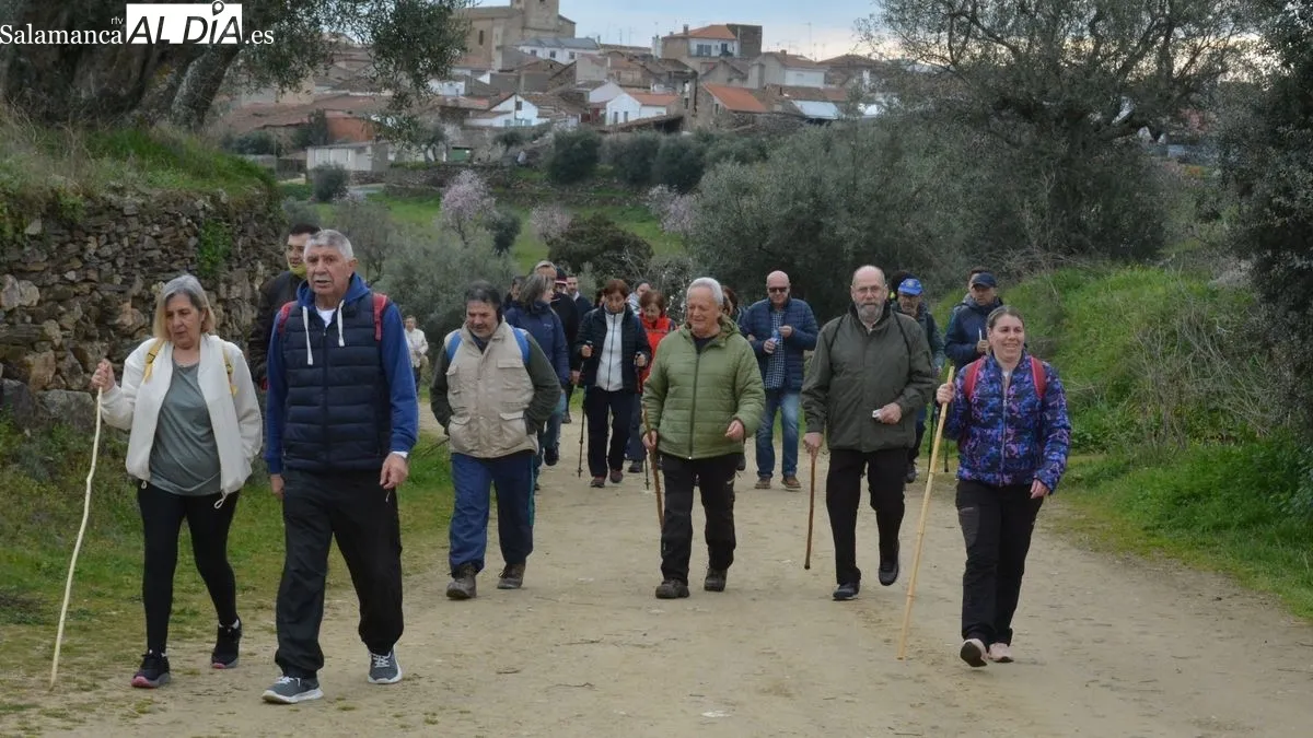 Foto 6 - La marcha 'Almendros en flor' congrega a m&aacute;s de 150 senderistas en La Fregeneda