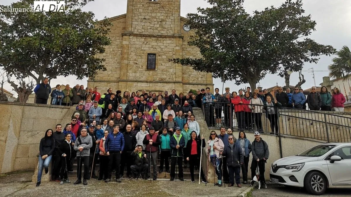 Foto 2 - La marcha 'Almendros en flor' congrega a m&aacute;s de 150 senderistas en La Fregeneda