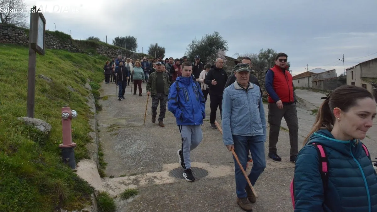 Foto 4 - La marcha 'Almendros en flor' congrega a m&aacute;s de 150 senderistas en La Fregeneda