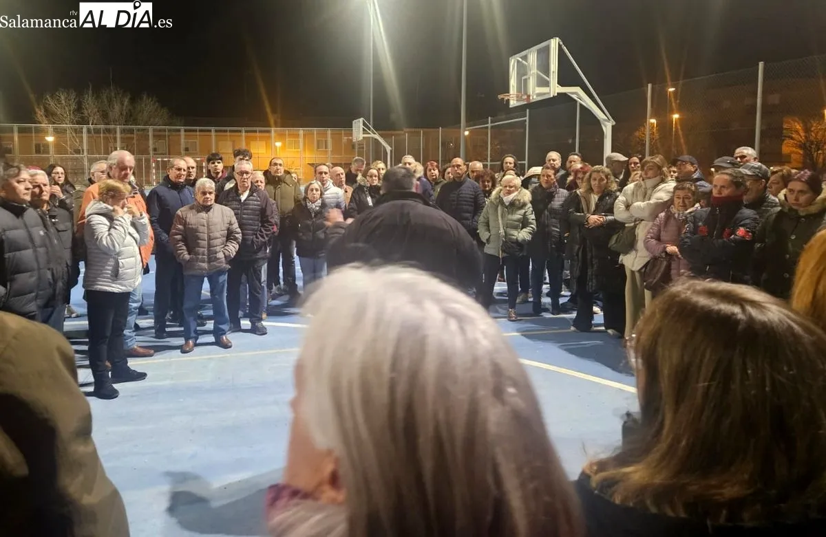 Reunión de vecinos de Puente Ladrillo en las pistas deportivas junto a la avenida Santiago Madrigal. Foto: Toni Sánchez