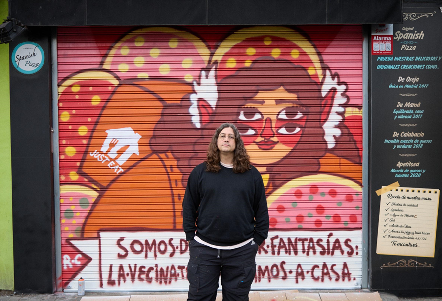 El artista salmantino que convierte en lienzos restaurantes de Madrid