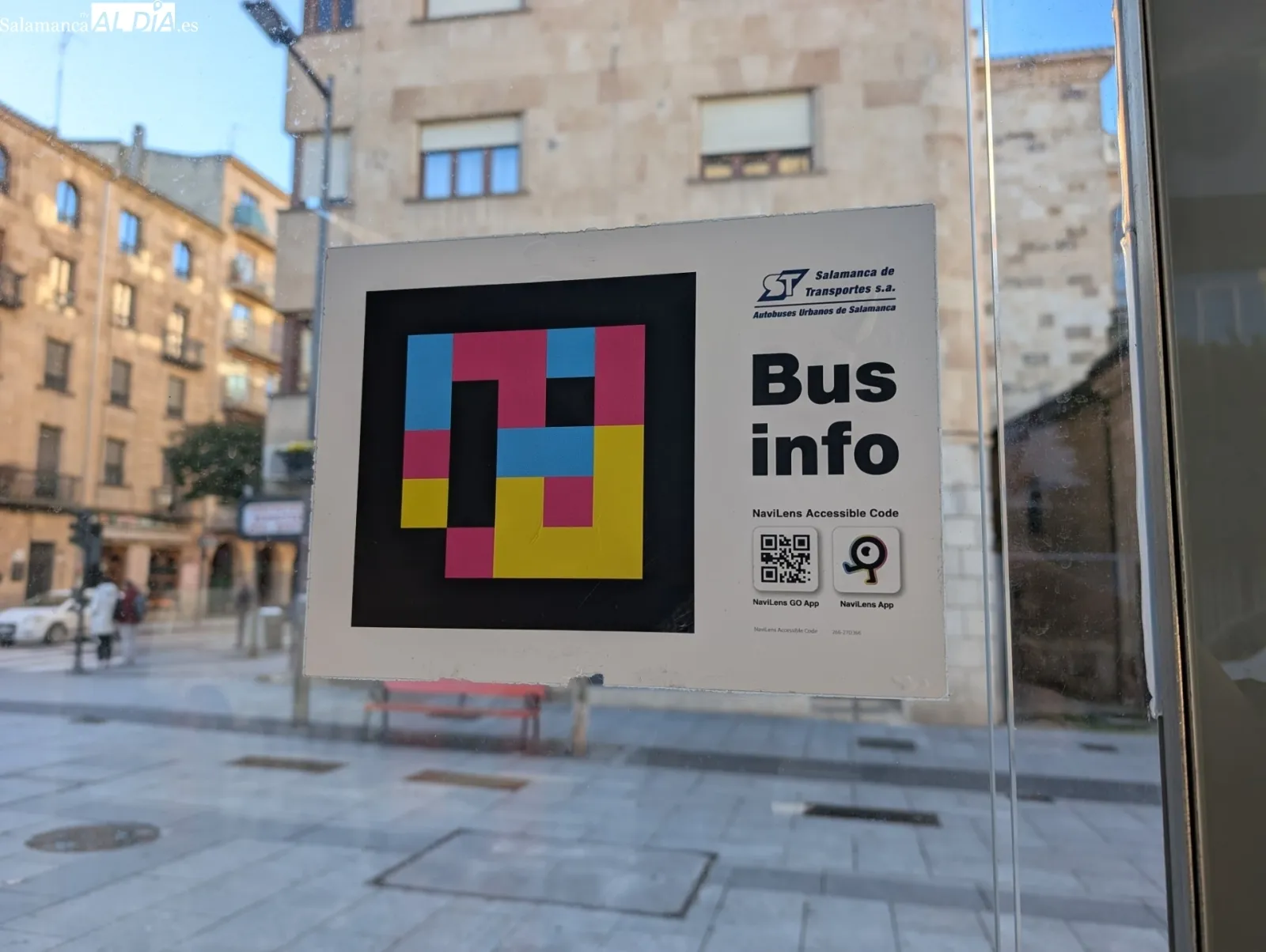 Código QR para personas con discapacidad visual en las paradas de autobús. Foto: David Sañudo