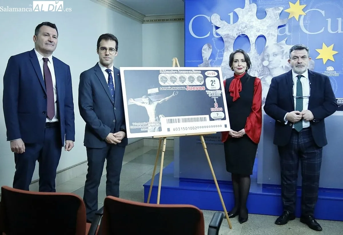 Presentación del décimo de Lotería Nacional del próximo 17 de abril, ilustrado por el Cristo de Agonía. Foto  de David Domínguez