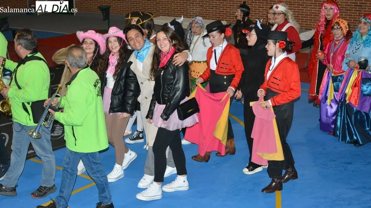 Foto 9 - Desfile, concurso de disfraces y mucha diversi&oacute;n en la fiesta del Lunes de Carnaval en Lumbrales