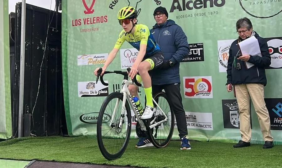 Ciclistas de HyD - Ciudad de Salamanca en Noja y El Madroño