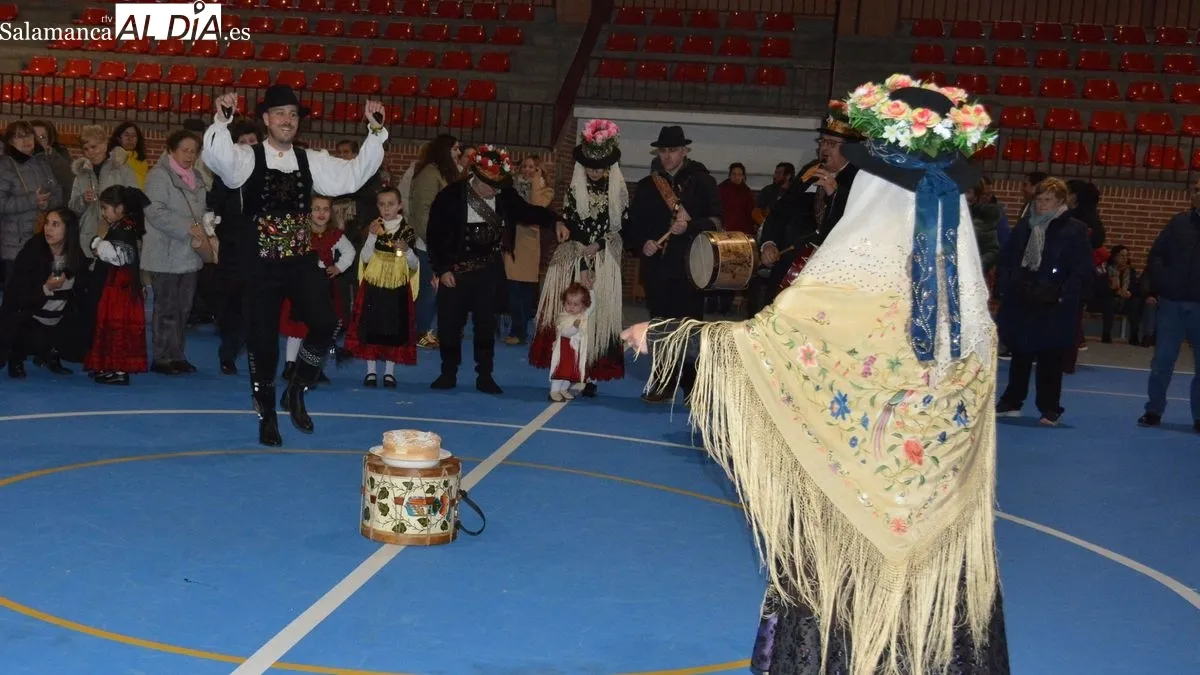 El polideportivo municipal acogió la exhibición de bailes charros