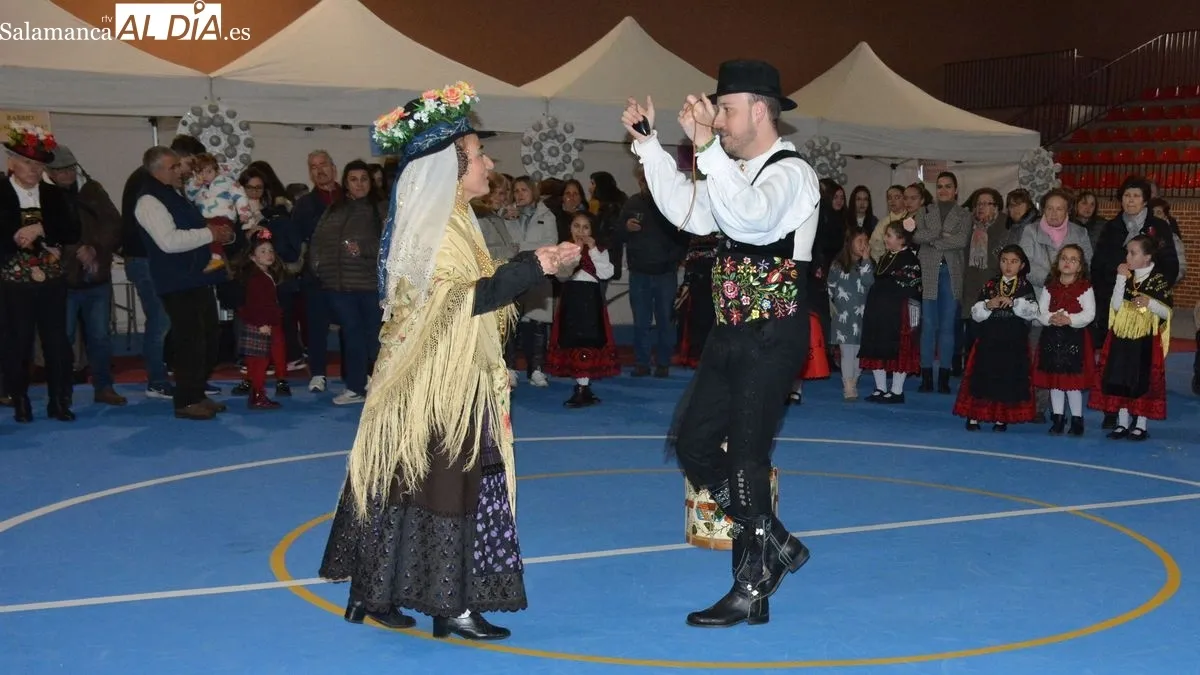 El polideportivo municipal acogió la exhibición de bailes charros