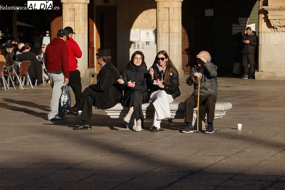 Salamanca disfruta del sol de la tarde y 'se olvida' de la nieve | FOTOS: David Sañudo 