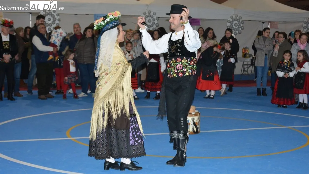 El polideportivo municipal acogió la exhibición de bailes charros