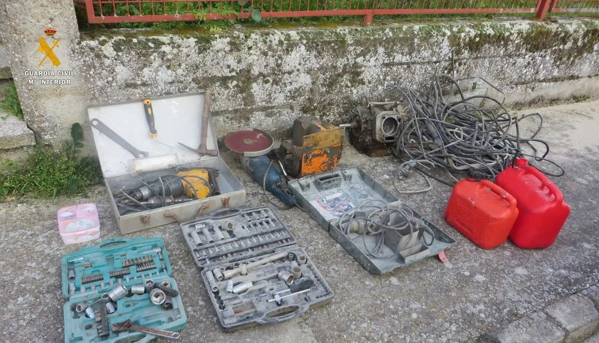 Material y herramientas que trataban de llevarse los ladrones en Ledesma. Foto de la Guardia Civil